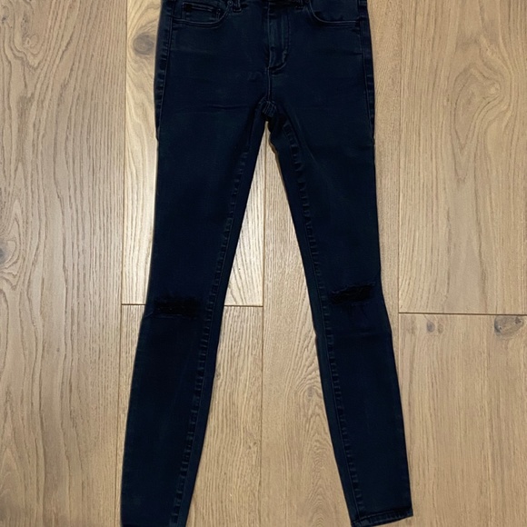 Women's Abercrombie & Fitch Mid Rise Black Skinny Jeans with Distressed Knees - Picture 3 of 6